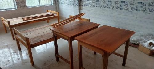 锡尔杰尔MAA PG的两个木桌和长凳