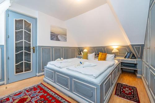 布拉德鲁普Wattblick的一间卧室,卧室内配有一张大床