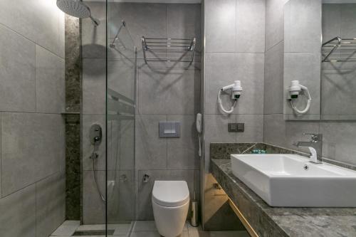 安塔利亚拉拉公园酒店的一间带水槽、卫生间和淋浴的浴室