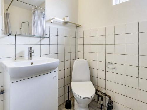 HolebyHoliday home Holeby的白色的浴室设有卫生间和水槽。
