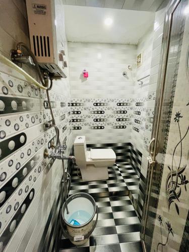 马迪凯里Coorg point的浴室铺有黑白格子地板。
