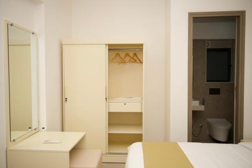 孟买Z Bliss Suites, BKC的白色卧室配有床和镜子