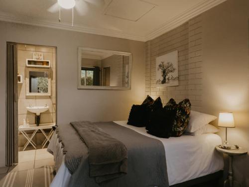 希尔克雷斯特Stacey's Apartment的一间卧室配有一张带镜子和水槽的床