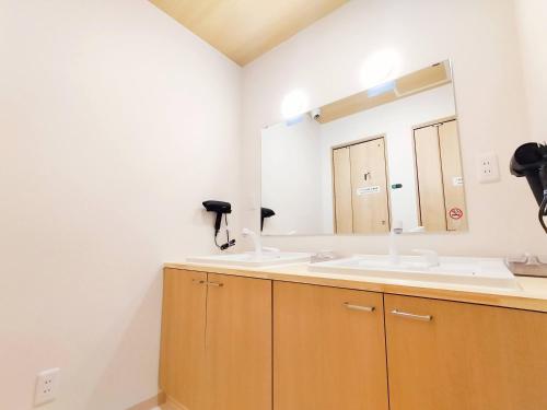 小樽Sho inn MINIMAL HOTEL 小樽駅から無料送迎あり的浴室设有2个水槽和镜子