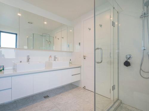 泰鲁阿Tairua Marina Villa的白色的浴室设有水槽和淋浴。