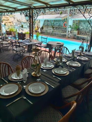 路易港Le Saint Georges Hotel的一张带盘子和餐具的长桌