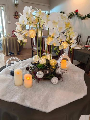 路易港Le Saint Georges Hotel的一张桌子上放着白色的花和蜡烛