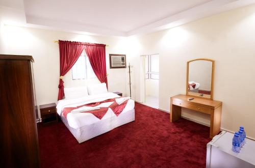 麦加شقق مفروشة واسعة متكاملة的酒店客房,配有床和镜子