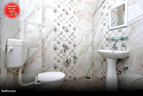 普里Hotel Silicon Inn的一间带卫生间和水槽的浴室