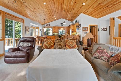 塔霍马Cascade Woods的客厅配有大床和家具