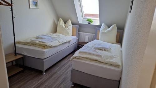 BurgstaedtSchillerstrasse的小型客房 - 带2张床和窗户
