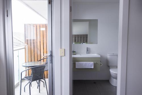 阿波罗湾阿波罗酒店的一间带水槽、卫生间和桌子的浴室