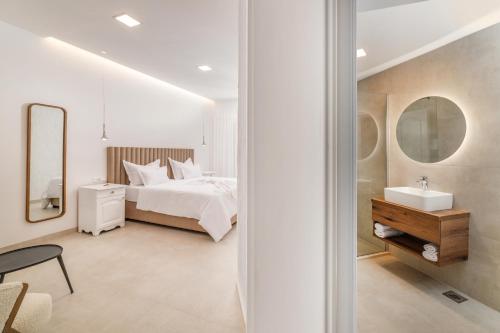 Gornji HumacNono Ban Hotel & Villa的一间卧室配有床、水槽和镜子