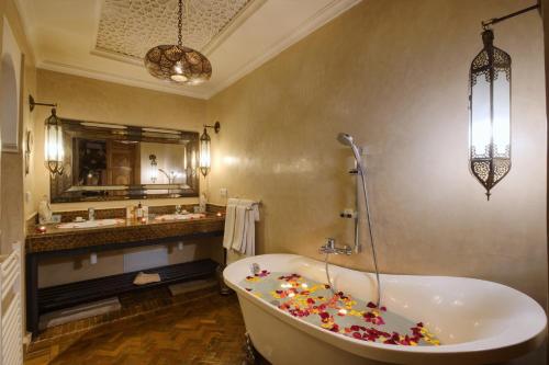 马拉喀什里亚德克瑞迪尼酒店的一间带浴缸和大镜子的浴室