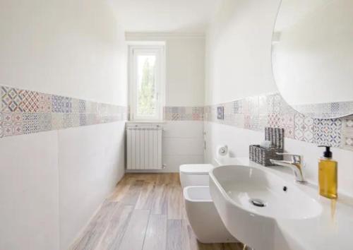 特尔尼RESIDENCE MARATTA 54的白色的浴室设有水槽和镜子