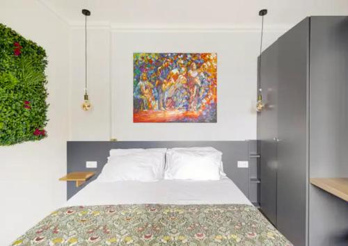特尔尼RESIDENCE MARATTA 54的一间卧室配有一张壁画床