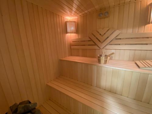 巴库Essam Deluxe Hotel的墙上的心灵,设有木架的桑拿浴室