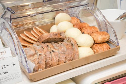 千叶Vessel Inn Chiba Ekimae的展示盒,包括各种面包和糕点