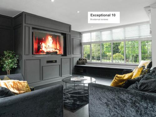 ShenstoneGorgeous 6 Bed House - Hot Tub - Wifi & Large Garden - Lichfield 40ST的客厅设有壁炉和电视。