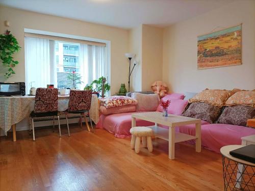 温哥华Llt Fraser HomeAway的客厅配有沙发和桌子