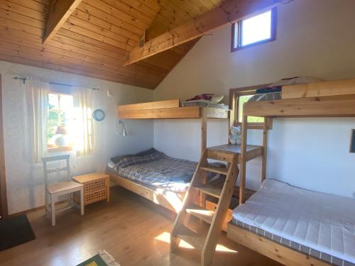 卡尔斯塔德Ulvsby Ranch的客房设有两张双层床和一张床。