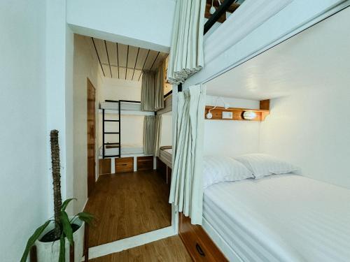 纳闽巴霍De Nata的一间小卧室,配有一张床和一个楼梯