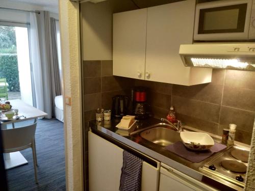拉康提内勒海滨公寓酒店的厨房配有水槽和台面
