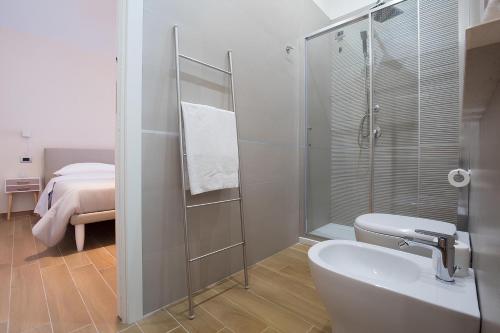 那不勒斯Musto Suites & Rooms的带淋浴、卫生间和盥洗盆的浴室