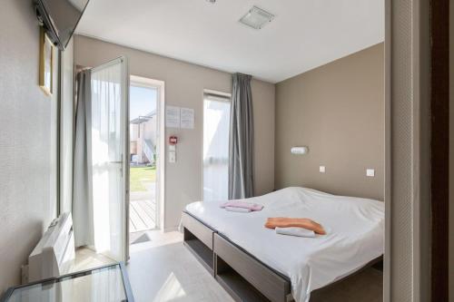 阿内勒Les Tourelles Village de vacances的一间医院间,配有床和窗户