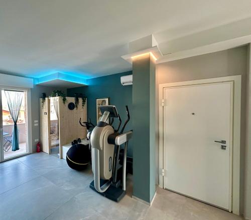 弗利OliVia Rooms Sauna & Gym的一间设有跑步机和门的健身房的客房