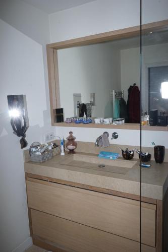 圣马克西姆Villa les Cades的一间带大镜子的盥洗盆的浴室