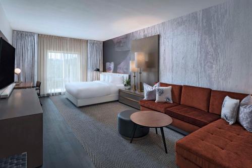 兀兰凯悦中心林地酒店的酒店客房设有一张沙发和一张床