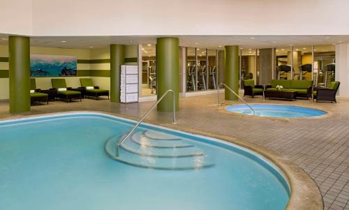 新不伦瑞克新布伦兹维克凯悦酒店的酒店大堂的大型游泳池
