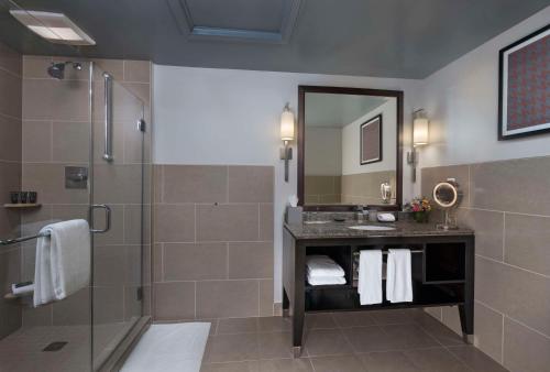 兀兰凯悦中心林地酒店的带淋浴和盥洗盆的浴室
