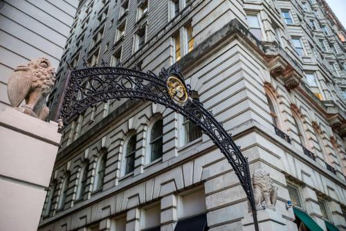 费城贝尔维尤凯悦无极限连锁酒店的一座建筑,其一侧有一座华丽的拱门
