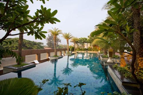 班加罗尔班加罗尔MG路凯悦中心酒店的度假村内棕榈树游泳池