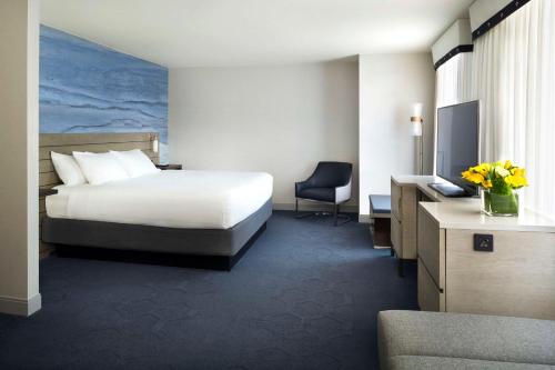 旧金山旧金山渔人码头中心凯悦酒店的配有一张床和一张书桌的酒店客房