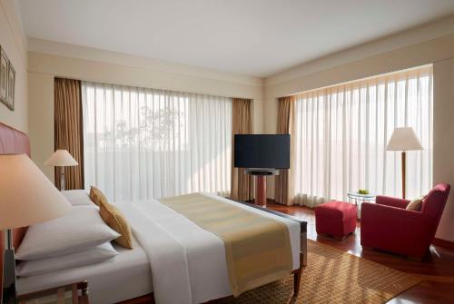 加尔各答加尔各答凯悦酒店的酒店客房,配有床和电视