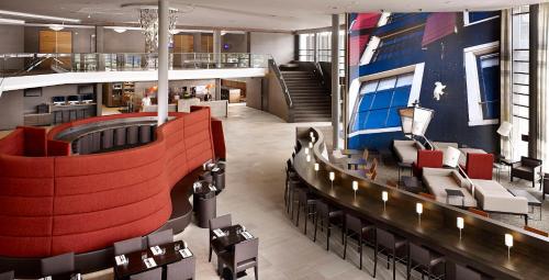 霍夫多普 阿姆斯特丹机场凯悦酒店的大楼内带椅子的大堂和酒吧
