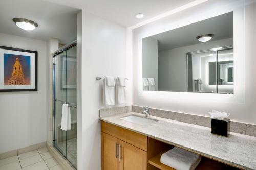 温莎北哈特福特/温莎凯悦宾馆的一间带水槽和镜子的浴室