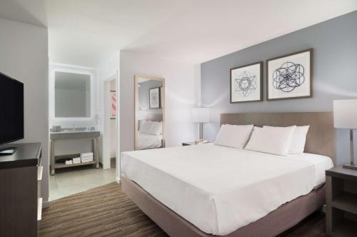 怀特普莱恩斯怀特普莱恩斯Hyatt house酒店的卧室配有一张白色大床和电视。