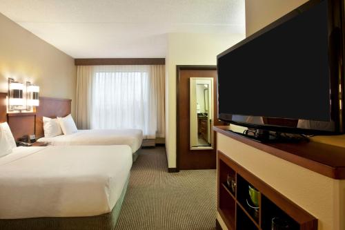 亚特兰大亚特兰大机场北君悦酒店的酒店客房设有两张床和一台平面电视。