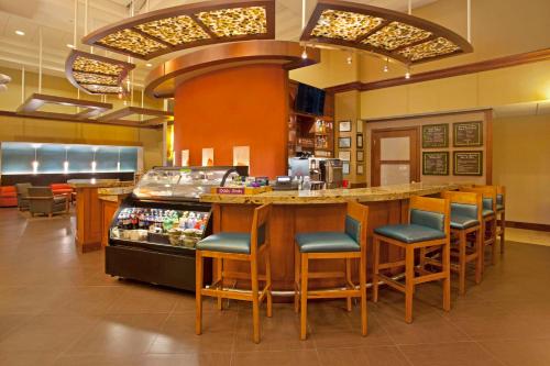亚特兰大亚特兰大机场北君悦酒店的餐厅设有带凳子和柜台的酒吧