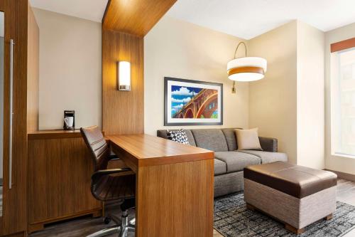 哥伦比亚哥伦比亚/市中心/The Vista 凯悦嘉轩酒店的带沙发和书桌的客厅