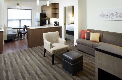 匹兹堡匹兹堡南口凯悦酒店的带沙发和椅子的客厅以及厨房。