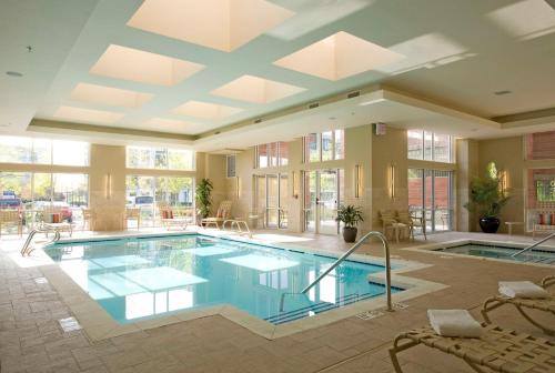 贝尔维尤西雅图贝威尔凯悦酒店的大楼内的大型游泳池