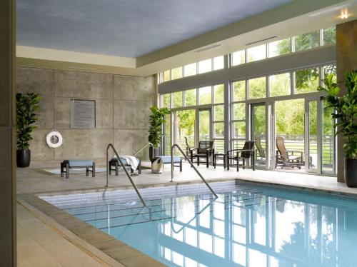 雷德蒙德西雅图/雷蒙德凯悦酒店的一座带大窗户的房屋内的游泳池