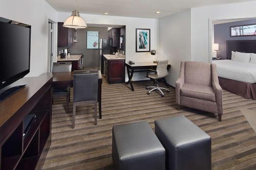 贝尔蒙贝尔蒙红木滩酒店的配有一张床和一张书桌的酒店客房