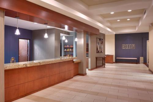 桑迪盐湖城/桑迪凯悦酒店的医院的大厅,有等候室