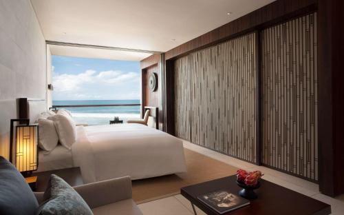 塞米亚克阿丽拉水明漾的一间卧室配有一张床,享有海景